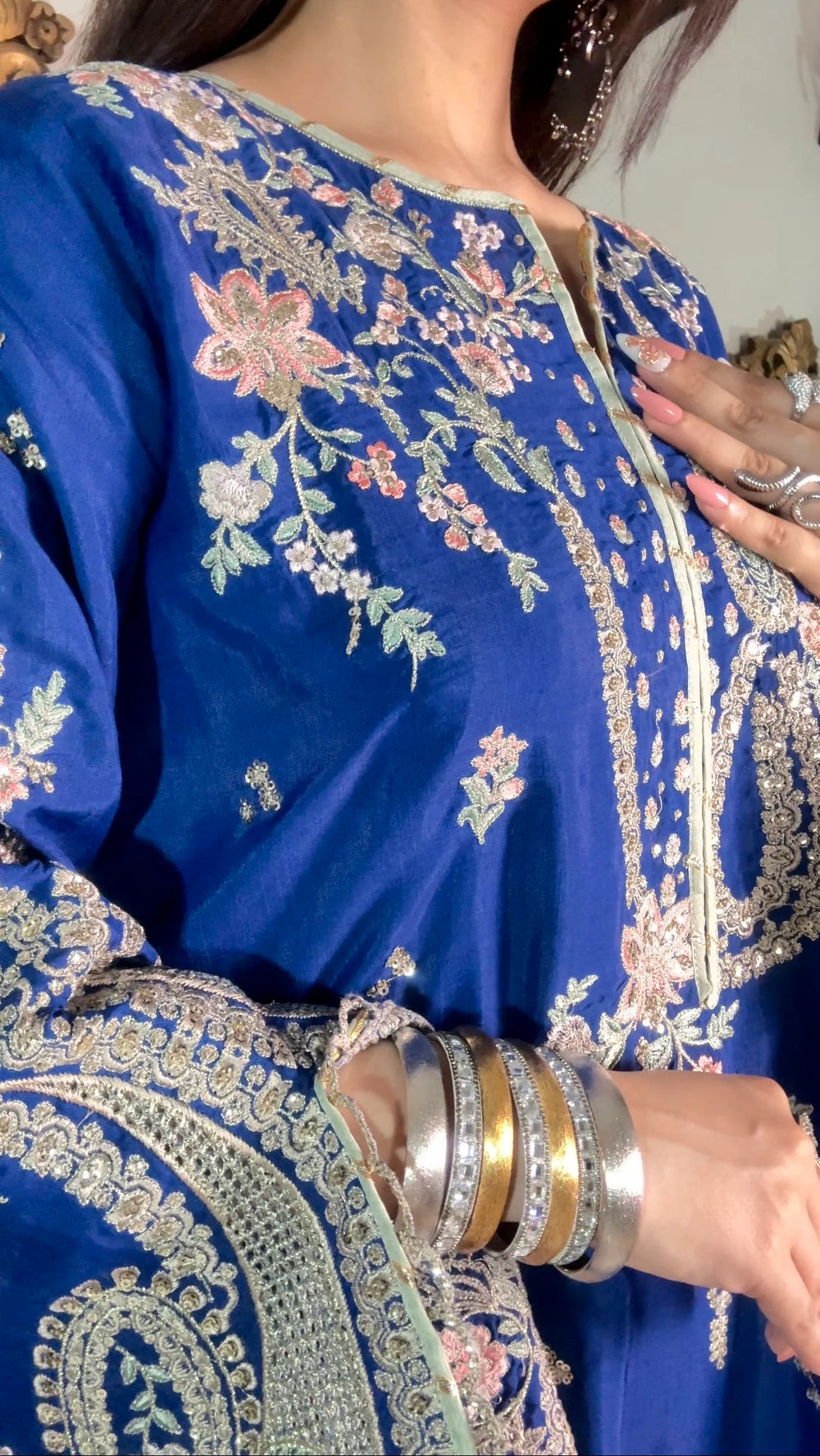 Round slit neckline of blue embroidered kaftan suit with mint piping and gold thread work