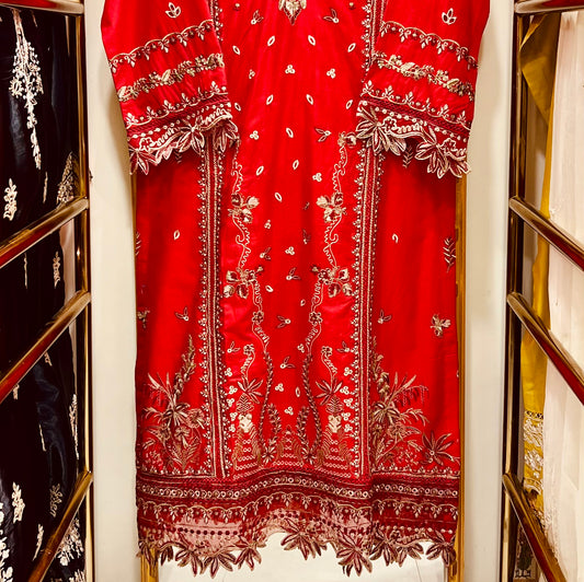 ✨ Rouge Éclat – The Power of Festive Red